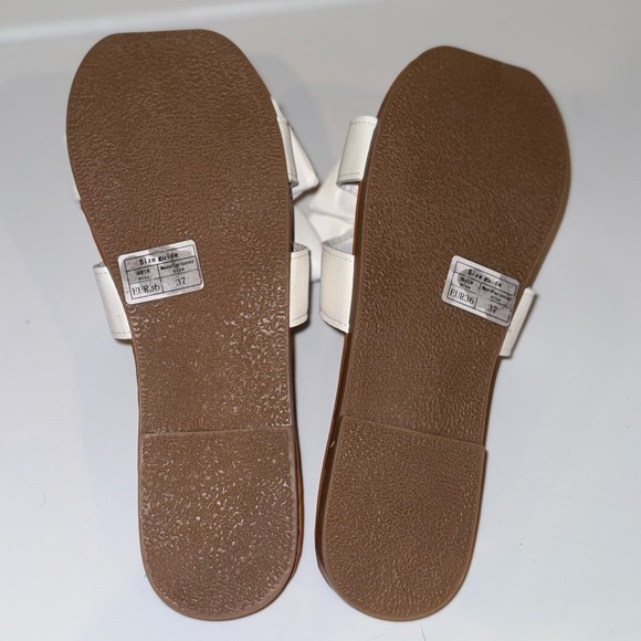 Elegant White Bow Sandals - Picture 2 of 3